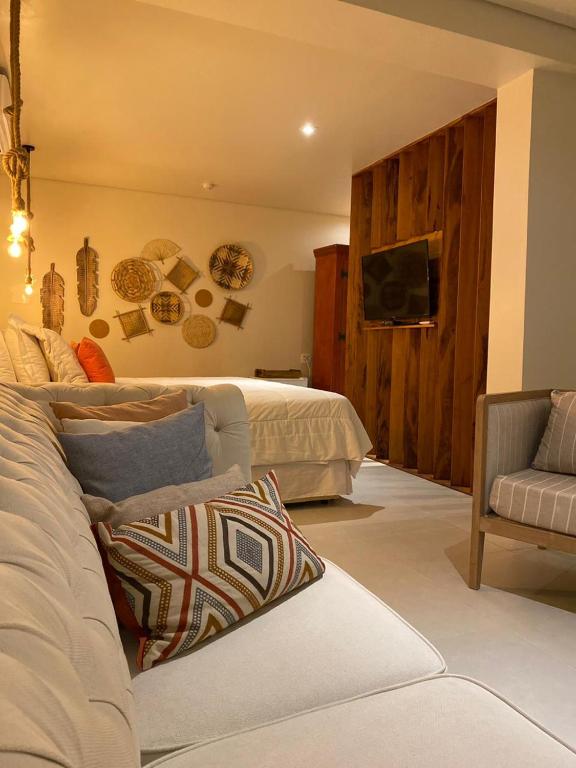 Uma TV ou centro de entretenimento em Hotel Maui Maresias