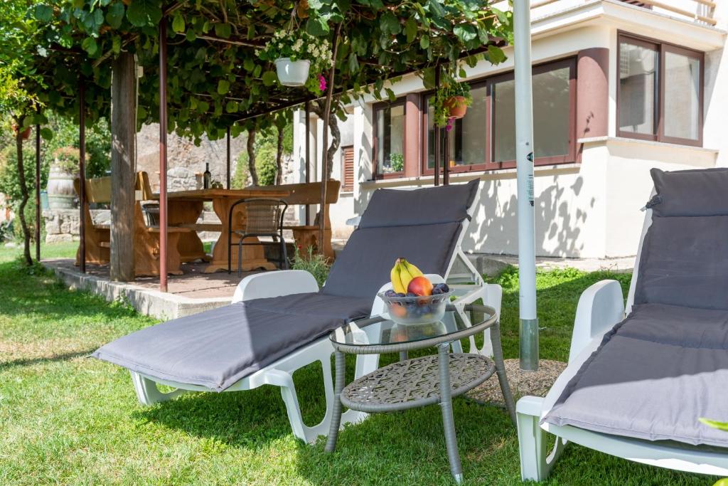 Ogród w obiekcie 2 Apartments in Old Stone House near Opatija