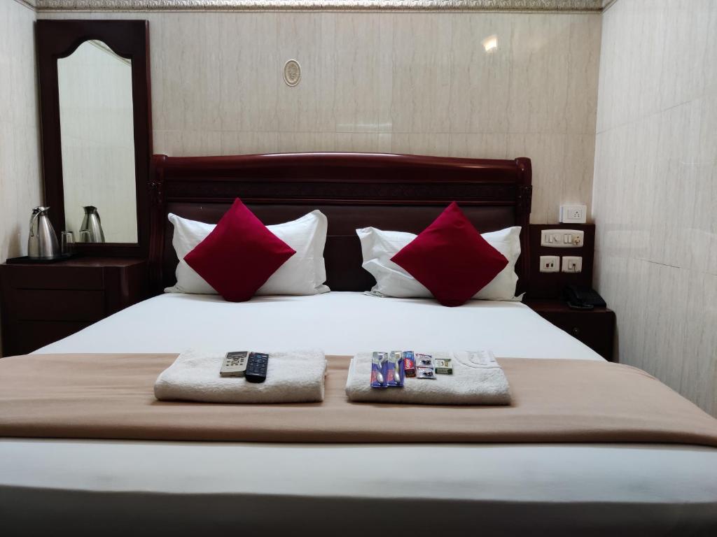 Postel nebo postele na pokoji v ubytování Grand View Residency Chennai