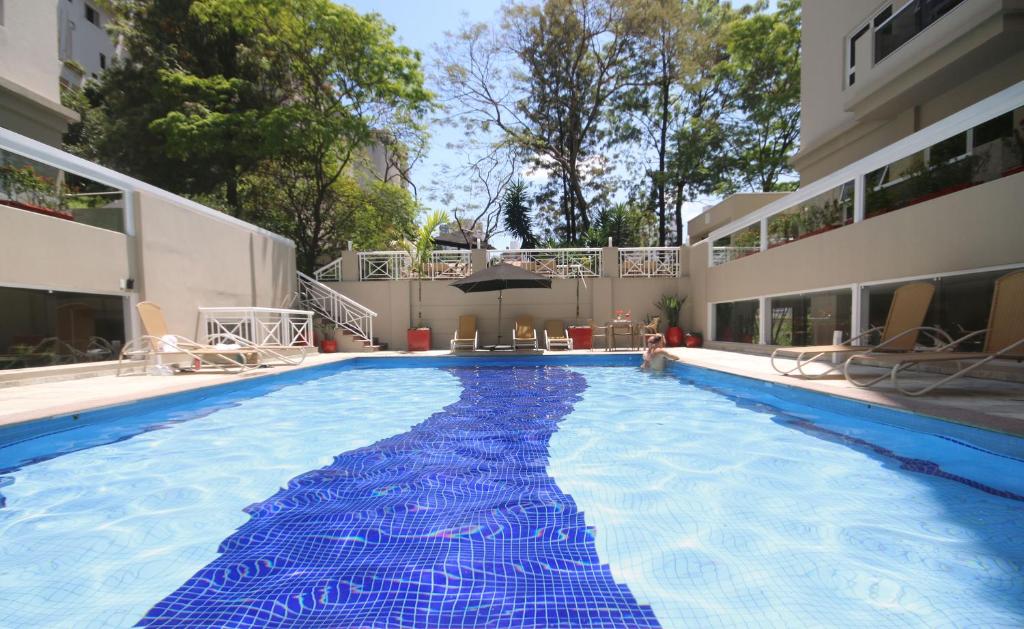 A piscina localizada em Ez Aclimação Hotel ou nos arredores