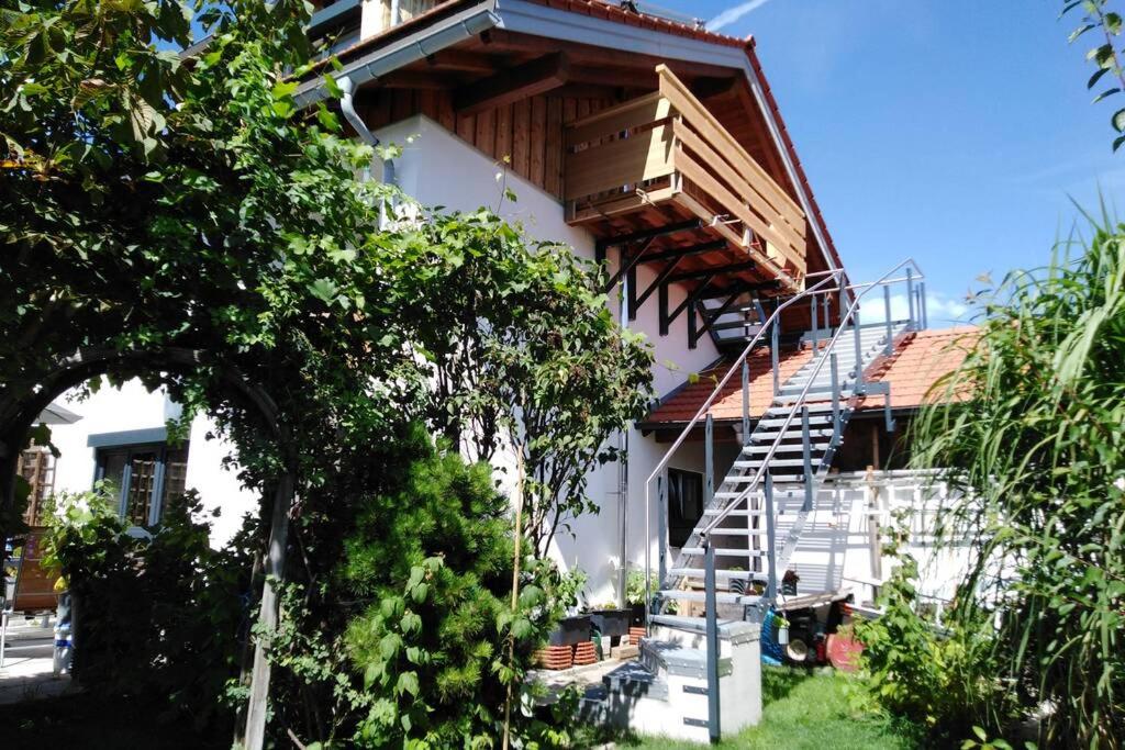 松托芬的住宿－Komplette Dachwohnung mit Balkon und Bergblick，房屋的一侧设有楼梯