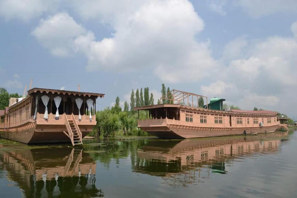 deux grands bateaux assis à l'eau dans l'établissement Wangnoo Heritage Houseboats, à Srinagar