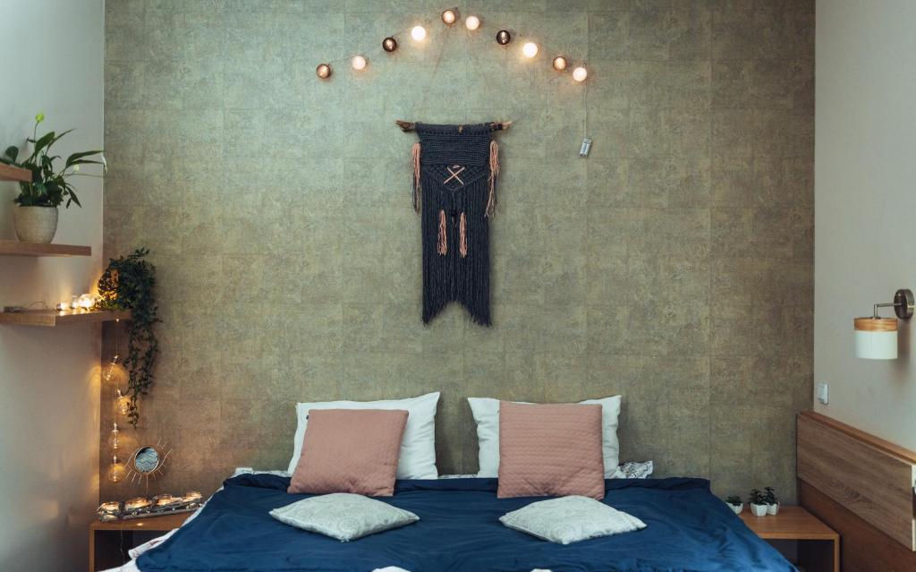 - une chambre avec un lit doté de draps bleus et d'oreillers roses dans l'établissement Mps Lux Apartments, à Niš