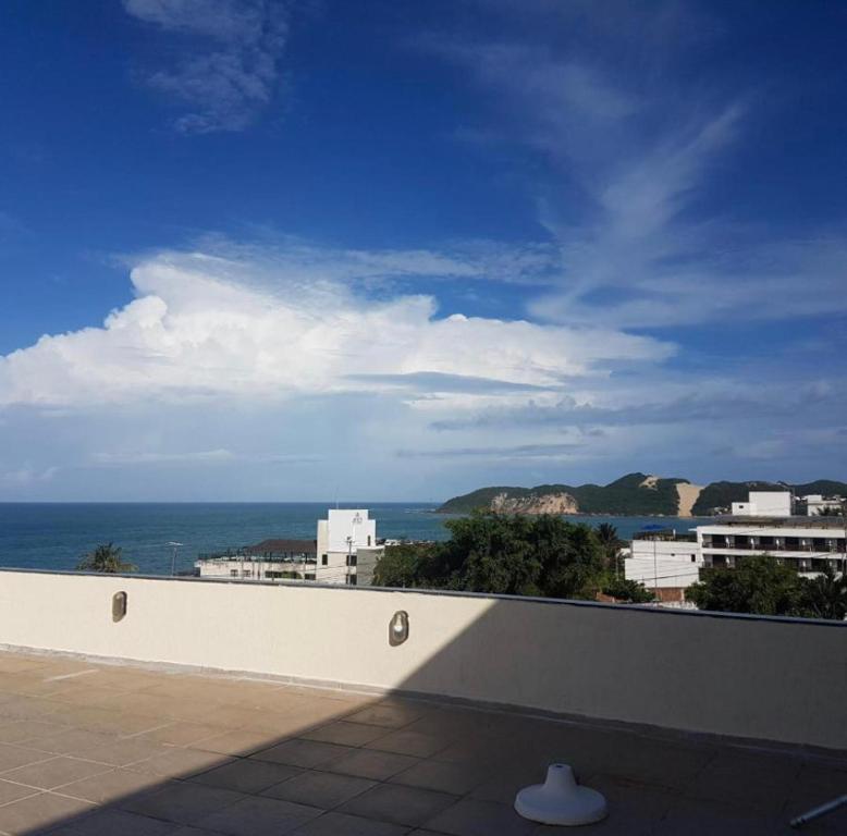 een balkon met uitzicht op de oceaan bij Lindo Flat em Ponta Negra - Natal in Natal