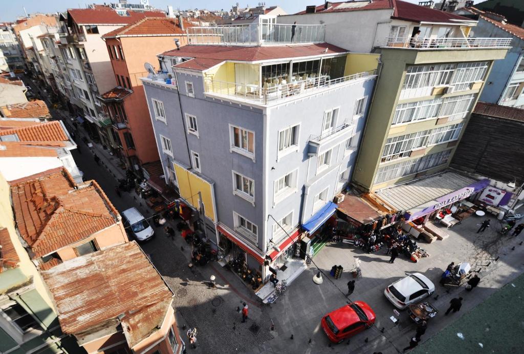 widok na budynek w mieście w obiekcie Khalkedon Hotel Istanbul w Stambule