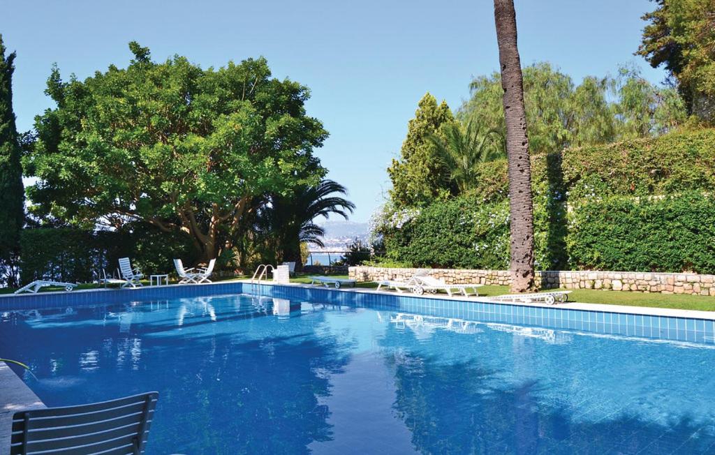 The swimming pool at or close to Appartamento nella Torre