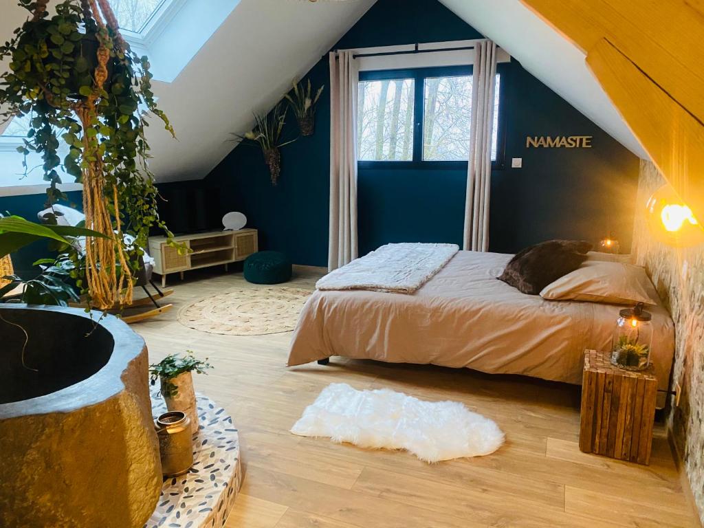 Schlafzimmer mit einem Bett und einer Badewanne in der Unterkunft Ferme "les Flaquettes" in Guînes