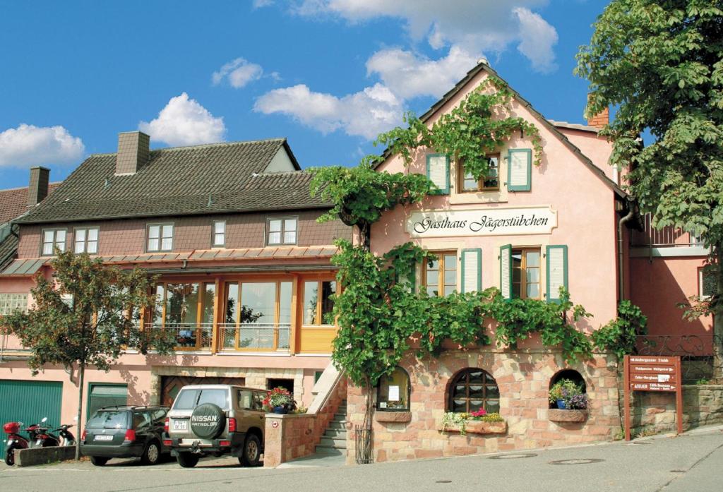 ein Gebäude mit einem davor geparkt in der Unterkunft Landgasthof Jägerstübchen in Neustadt an der Weinstraße