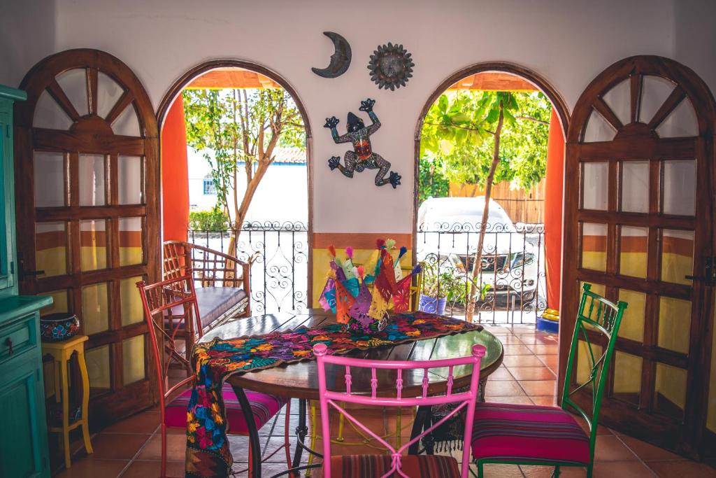 uma sala de jantar com uma mesa e cadeiras num quarto em Casa Oaxaqueña em Santa Cruz, Huatulco