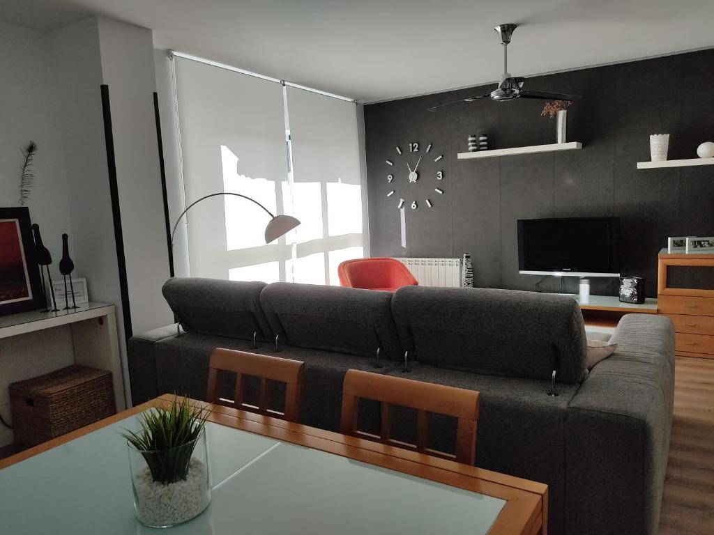 sala de estar con sofá y mesa en Chalet en Cabezón VUT 47-208, en Cabezón de Pisuerga