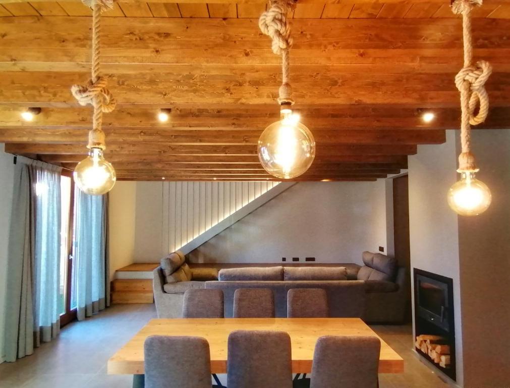 Biliár nebo kulečník v ubytování Apartament "Enclau" Turismo Rural Cal Rialla