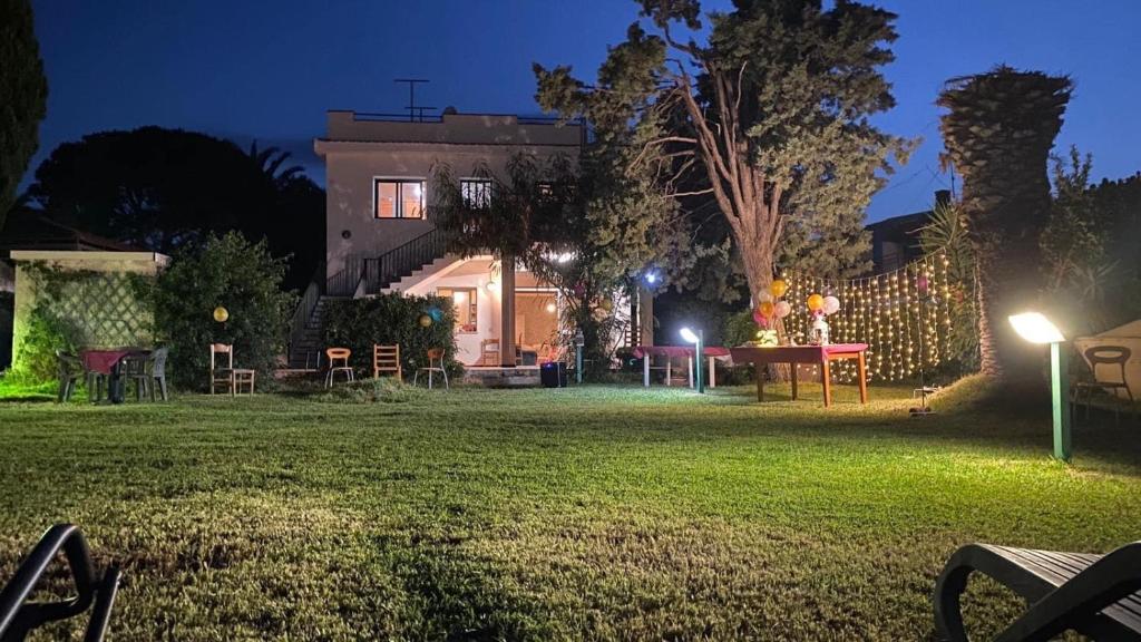 ein Haus in der Nacht mit einem Tisch im Hof in der Unterkunft Villa Stella Marina in Brucoli