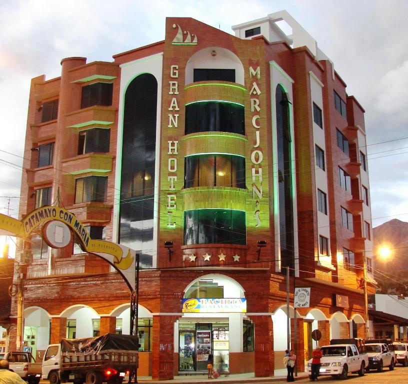 un edificio con un cartel en el costado en Gran Hotel Marcjohns en Catamayo