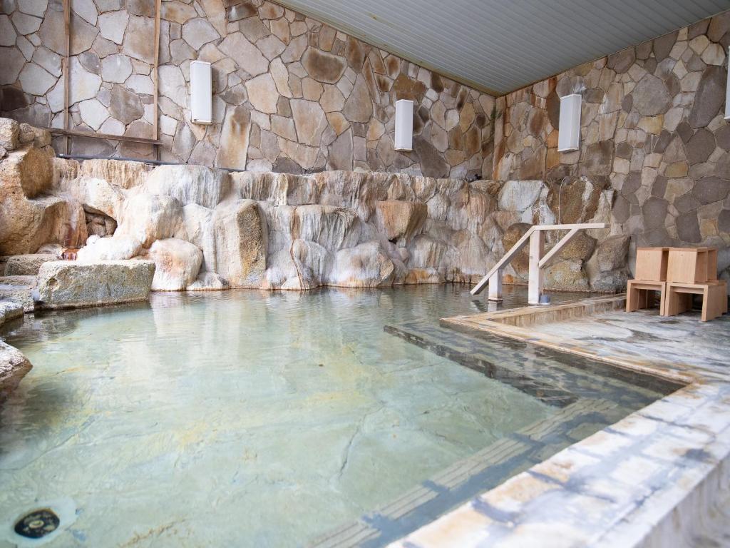 Bazén v ubytování HOTEL SHIRAHAMAKAN nebo v jeho okolí