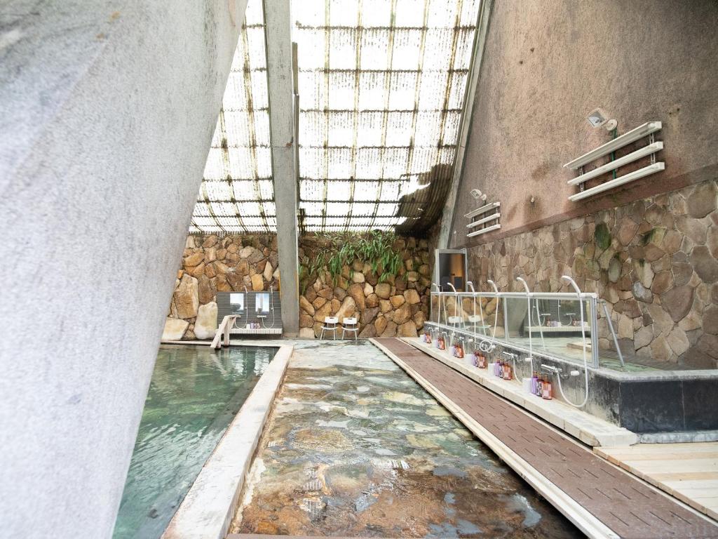 Bazén v ubytování HOTEL SHIRAHAMAKAN nebo v jeho okolí
