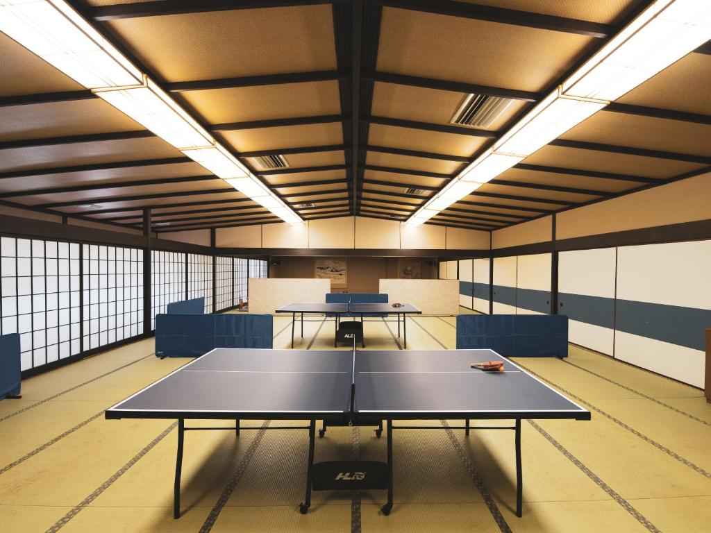 Stolní tenis v ubytování HOTEL SHIRAHAMAKAN nebo okolí