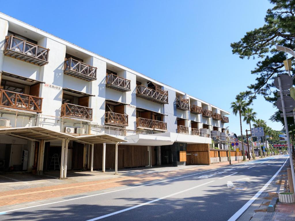 an empty street in front of an apartment building at HOTEL SHIRAHAMAKAN in Shirahama