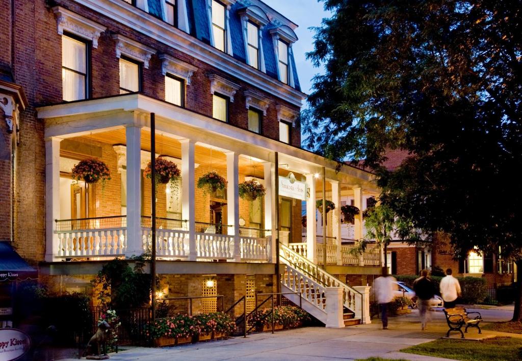 um edifício com pessoas a andar na frente dele em Saratoga Arms em Saratoga Springs