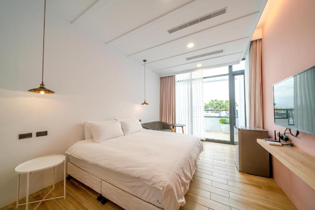 a bedroom with a large bed and a television at 鄢室民宿 in Hualien City