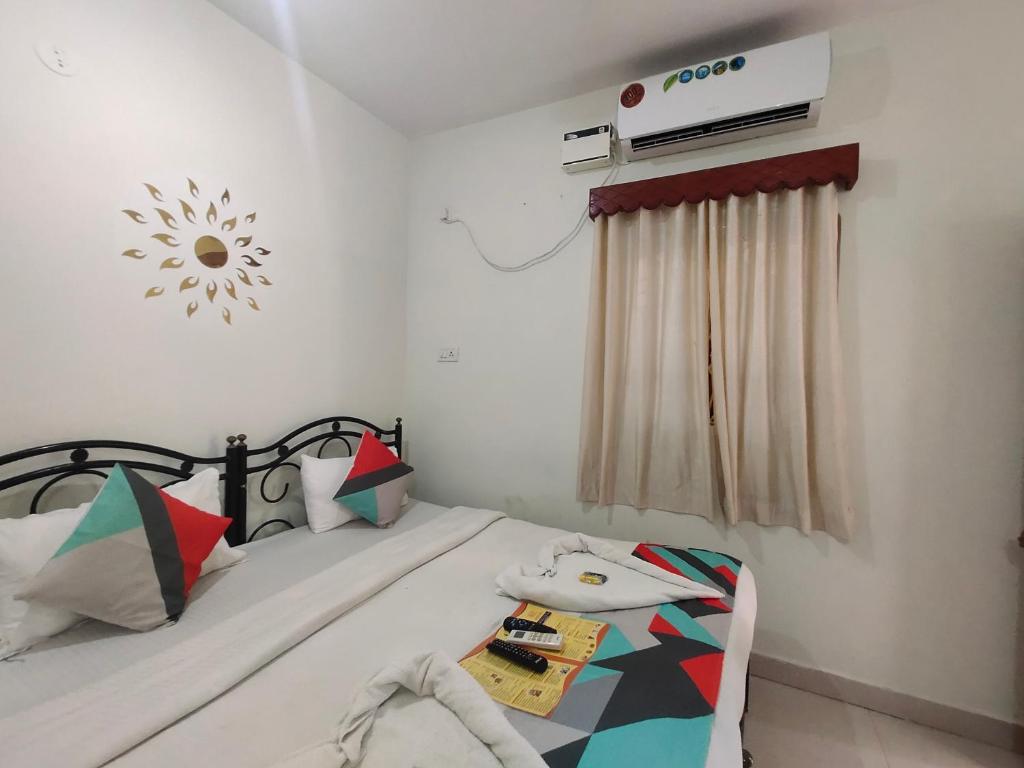 Postel nebo postele na pokoji v ubytování RJ14 Accommodations at Baga Beach