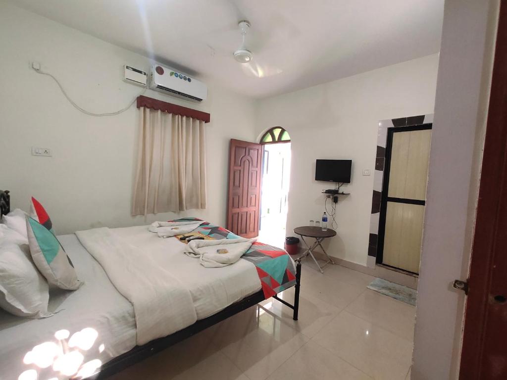 Postel nebo postele na pokoji v ubytování RJ14 Accommodations at Baga Beach