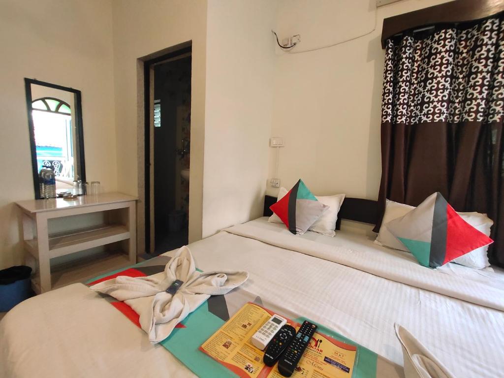 Postel nebo postele na pokoji v ubytování RJ14 Accommodations at Baga Beach