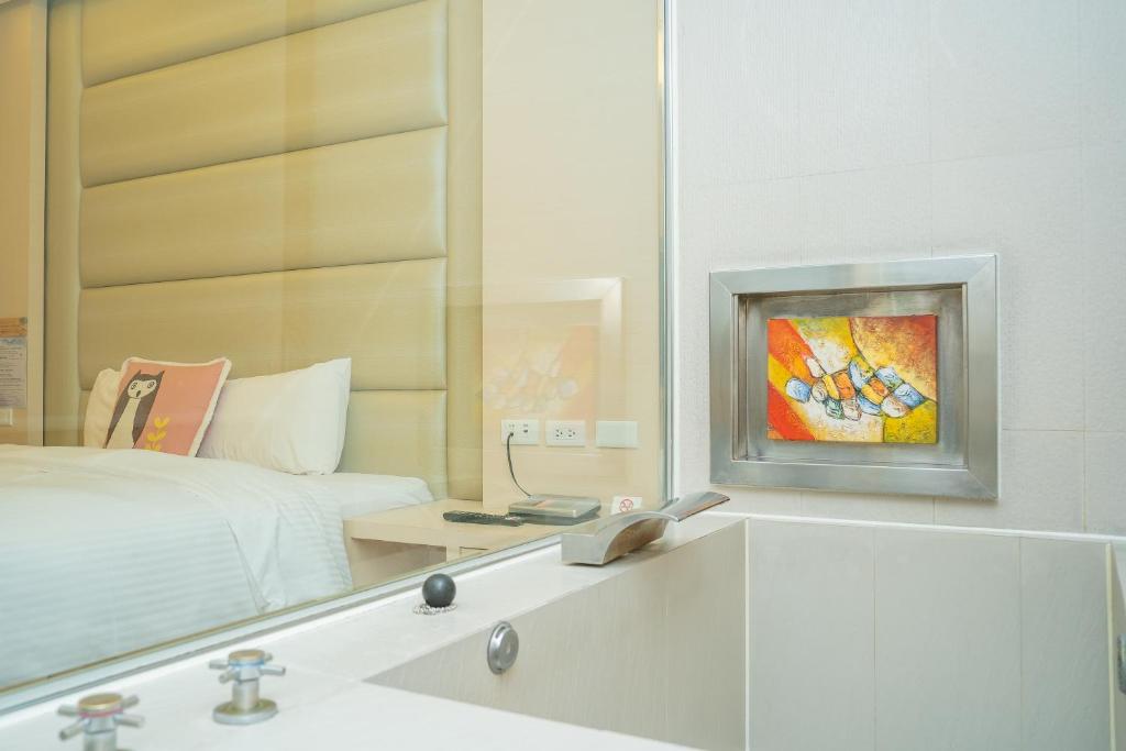 Postel nebo postele na pokoji v ubytování 日月潭天月水色民宿 (老街-停車-度假）skylight bnb
