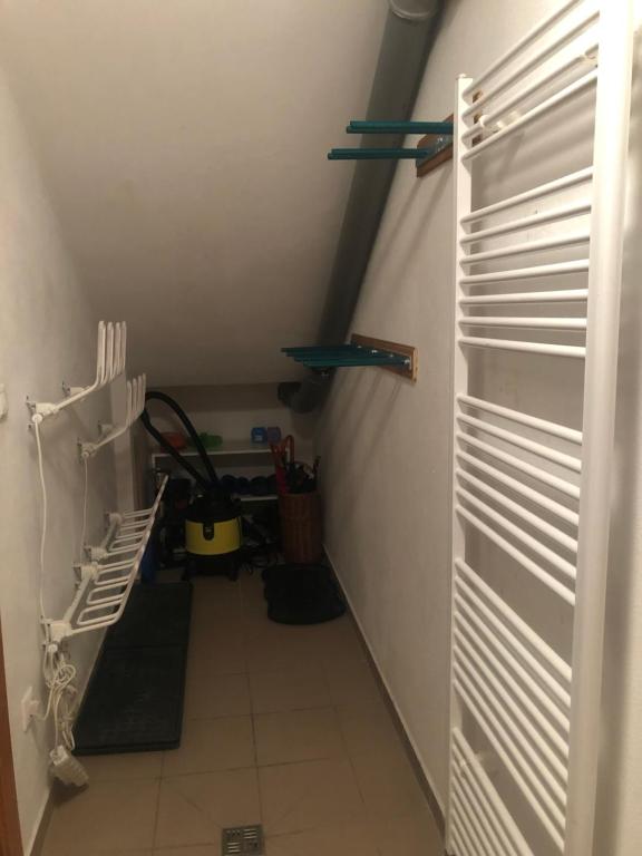 Palanda nebo palandy na pokoji v ubytování Chata Bajana
