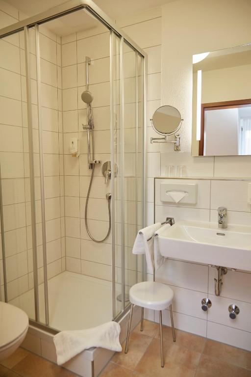 Koupelna v ubytování Flair Hotel Weinstube Lochner