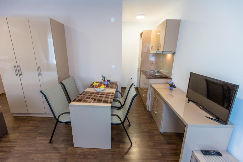 Kuchyň nebo kuchyňský kout v ubytování Atlantic Hotel
