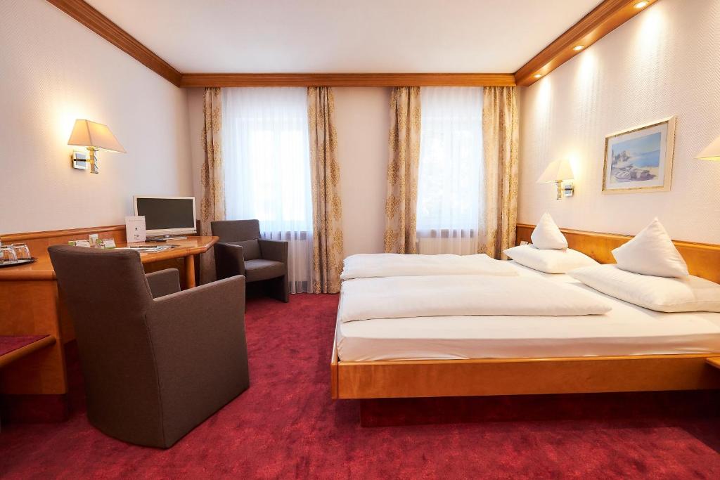 Postel nebo postele na pokoji v ubytování Flair Hotel Weinstube Lochner
