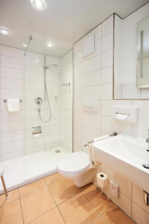 Koupelna v ubytování Flair Hotel Weinstube Lochner