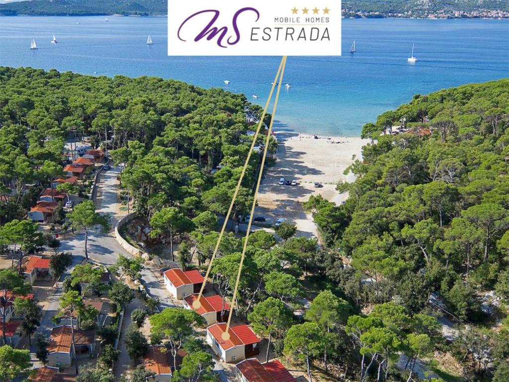 een luchtzicht op een strand met een resort bij Ms Estrada Mobile Homes in Biograd na Moru