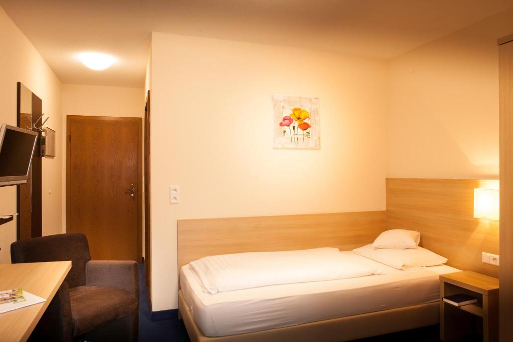 TV a/nebo společenská místnost v ubytování Flair Hotel Weinstube Lochner