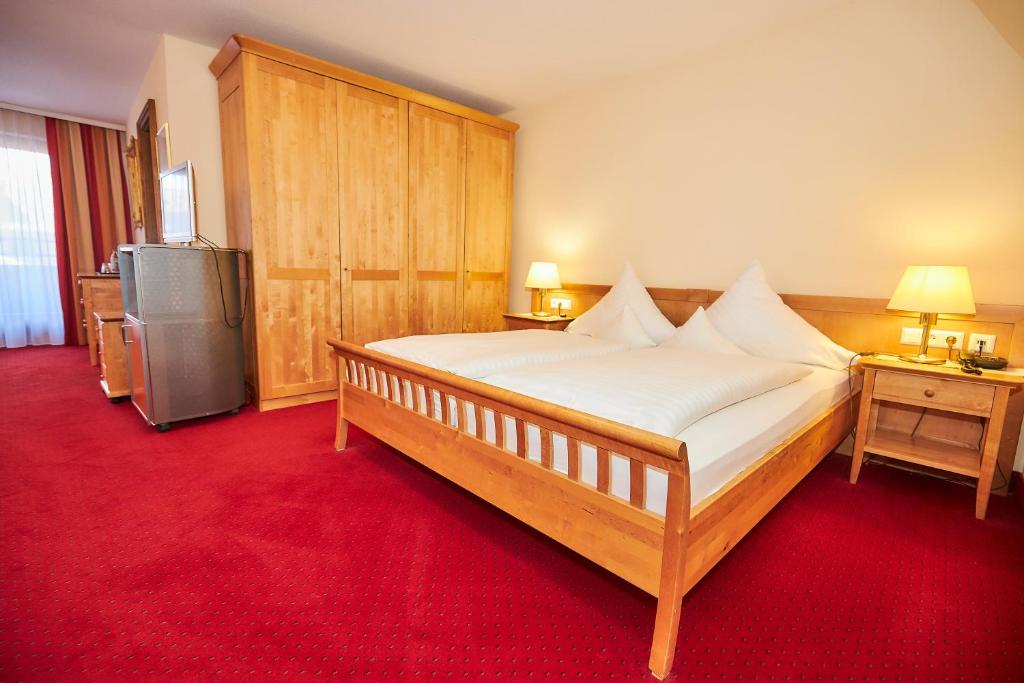 Postel nebo postele na pokoji v ubytování Flair Hotel Weinstube Lochner