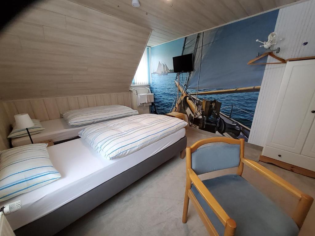 Habitación con cama y TV en un barco en B & B Gästehaus Schmidt en Lichtenberg