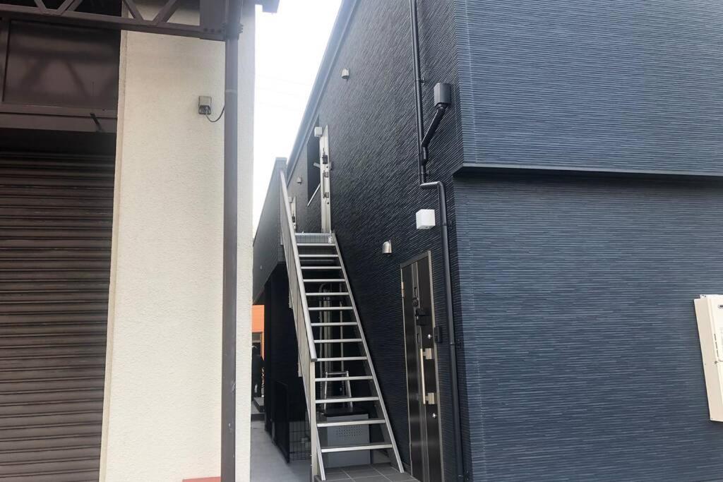 Una escalera está al lado de un edificio en 玉藻本町101 en Takamatsu