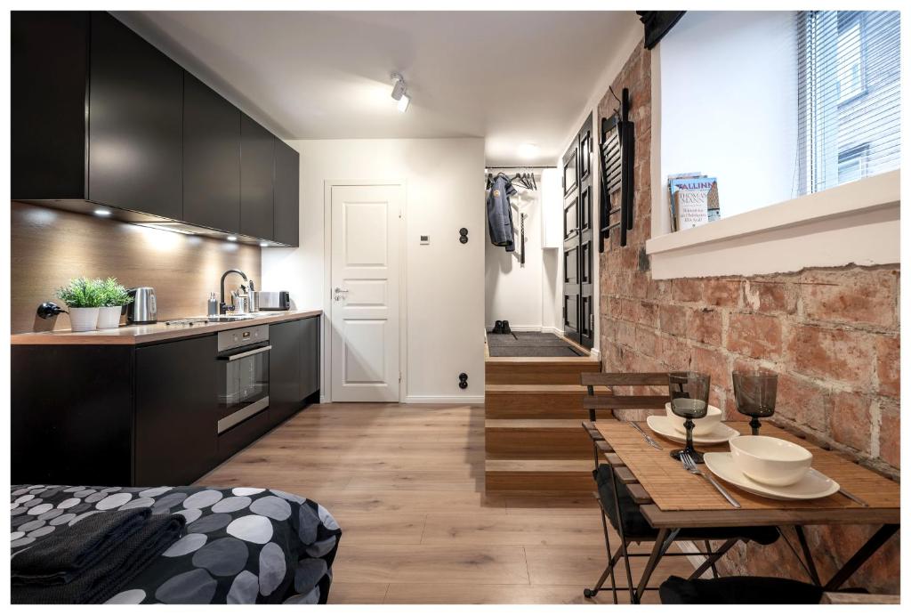 una cucina e una sala da pranzo con un tavolo in una stanza di Cosy XS Studio a Tallinn