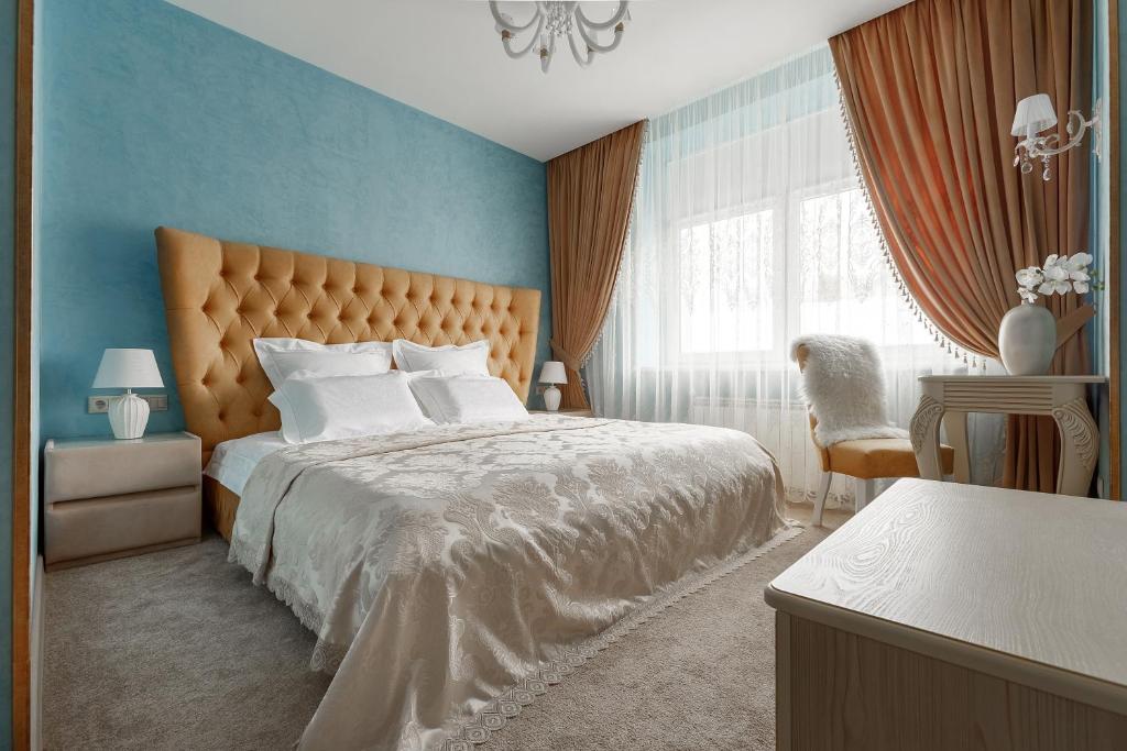 Un dormitorio con una cama grande y una ventana en Отель Боголюбский en Vladimir