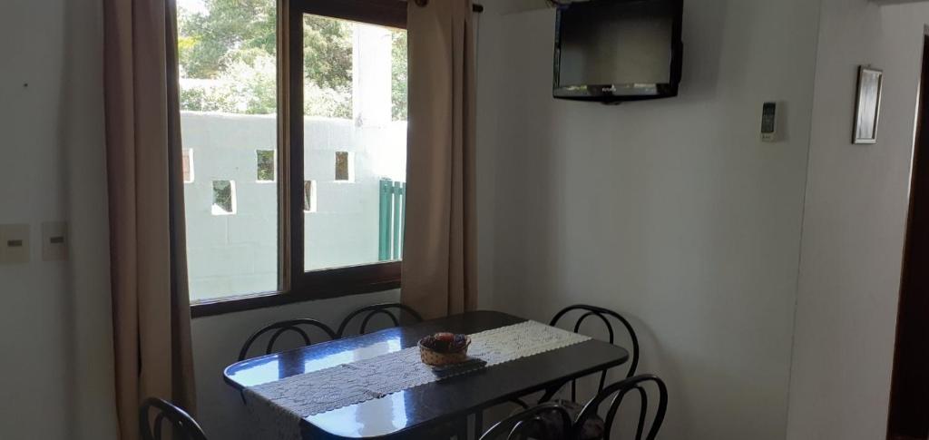 Una mesa en una habitación con una mesa y una ventana en Flomar, en Piriápolis