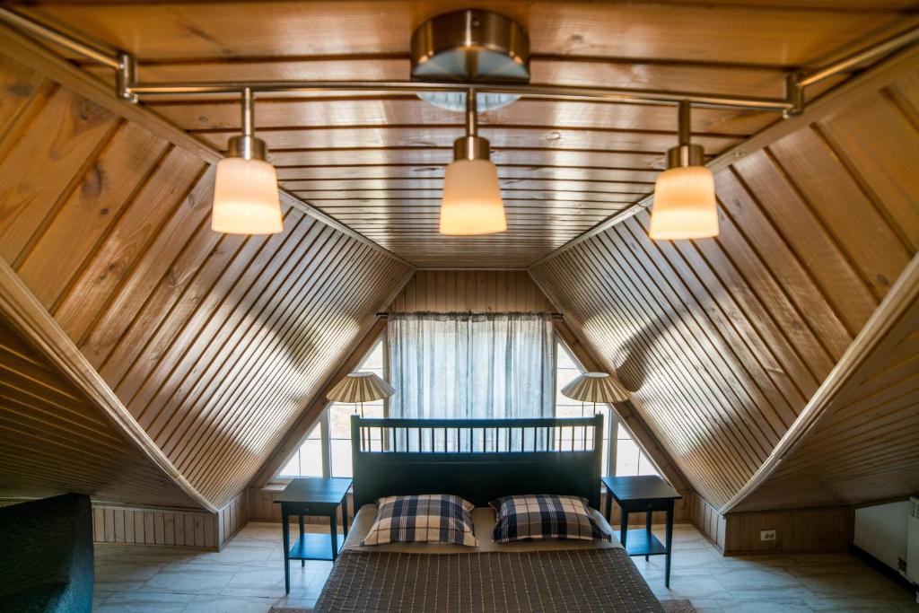 una camera con un letto e due tavoli e luci di Guest House Azov Inn a Kuchugury