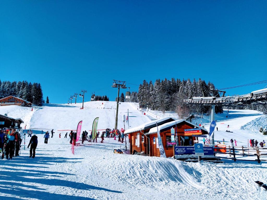 a group of people on a snow covered ski slope at appart st gervais le Topaze in Saint-Gervais-les-Bains