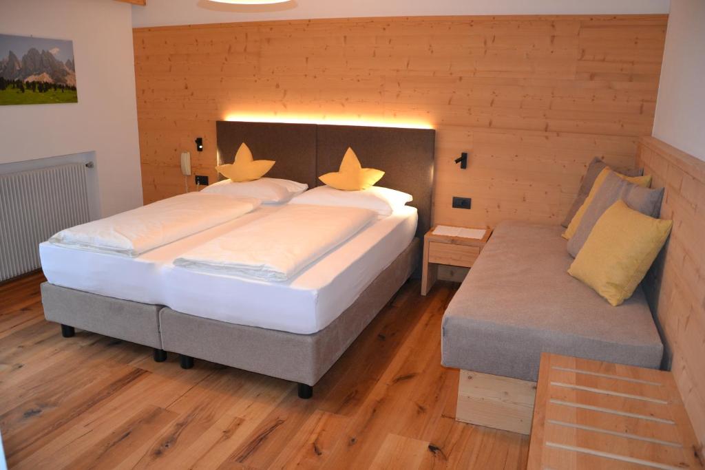 Postel nebo postele na pokoji v ubytování Hotel Ortler