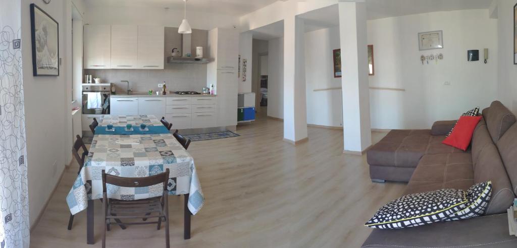 cocina y sala de estar con mesa y sofá en CASA BILO, en Ancona