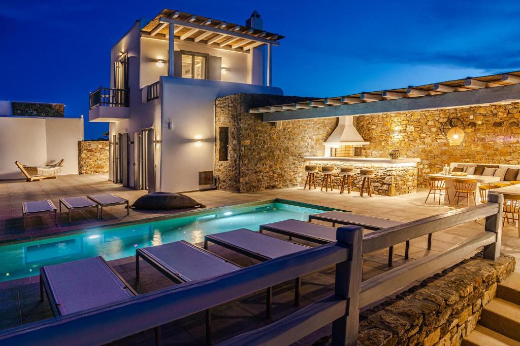 willa z basenem nocą w obiekcie Villa Althea by Mykonian Kazarte w mieście Kalo Livadi