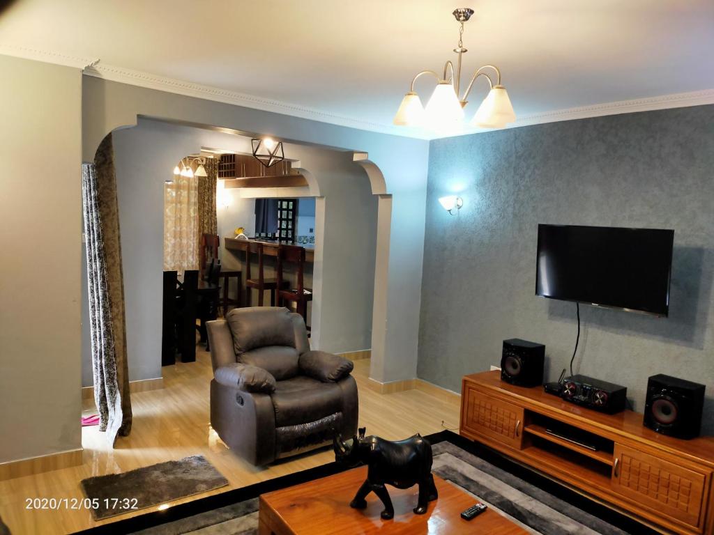TV a/nebo společenská místnost v ubytování Aryana Furnished Apartment