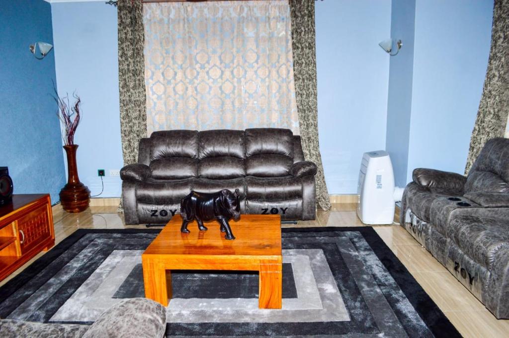 Posezení v ubytování Aryana Furnished Apartment