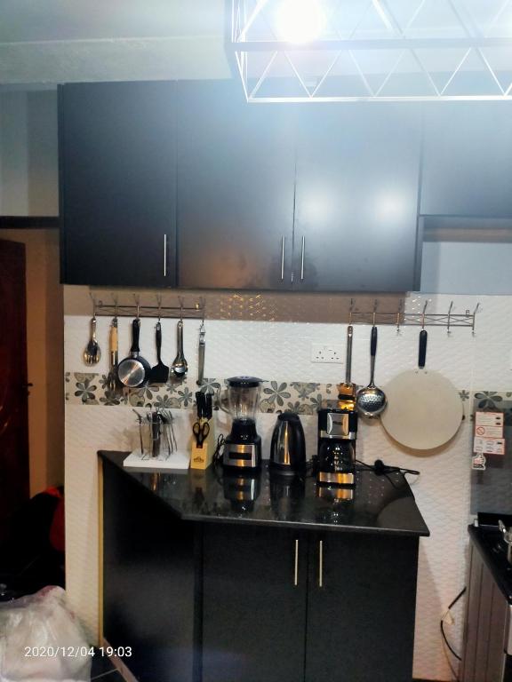 Kuchyň nebo kuchyňský kout v ubytování Aryana Furnished Apartment