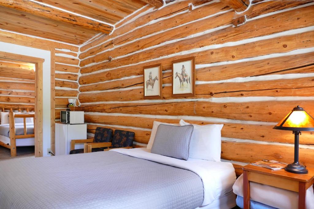 Postel nebo postele na pokoji v ubytování Trail Shop Inn