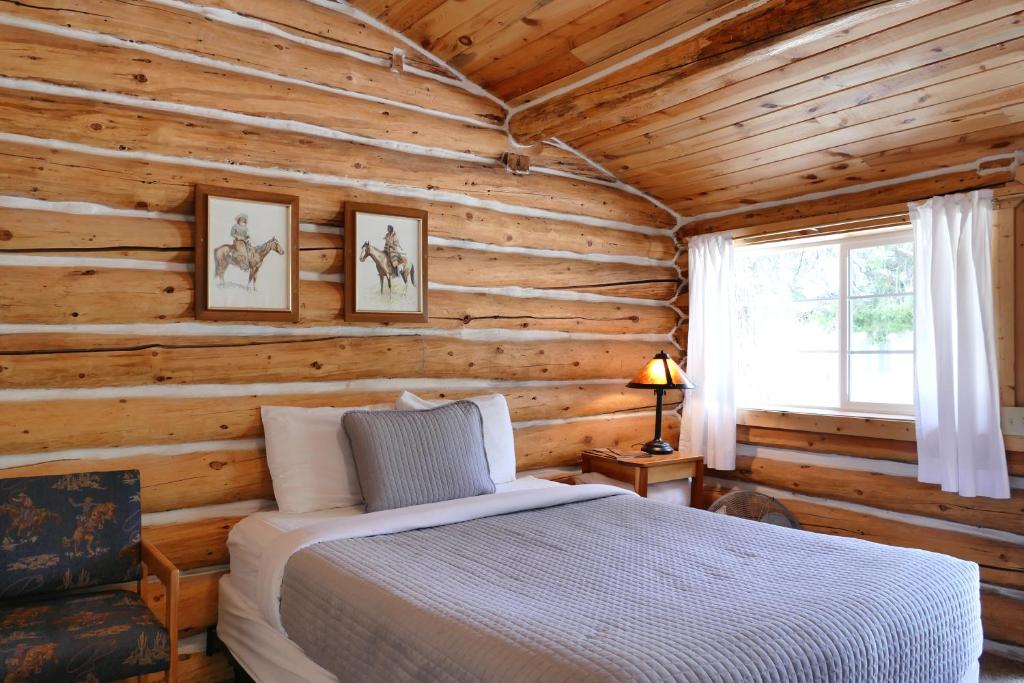 Postel nebo postele na pokoji v ubytování Trail Shop Inn